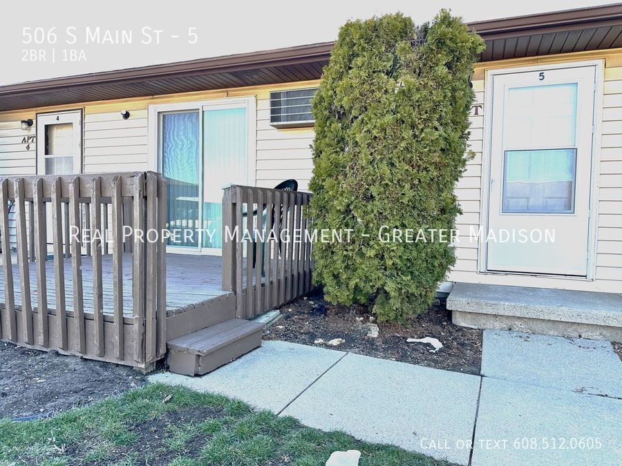 Primary Photo - Great townhome style private entry Pardeev...