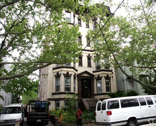 Building Photo - 162 Fairview Ave