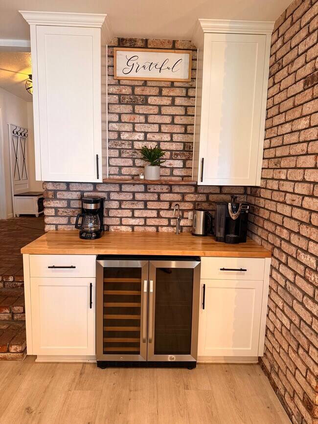 Cafetería/bar de vinos con nevera para bebidas. - 3075 Forest Hills Dr