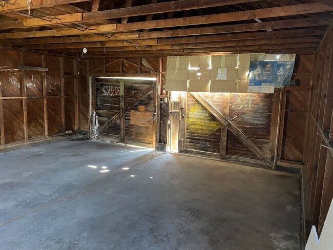 Building Photo - 330 E Front St