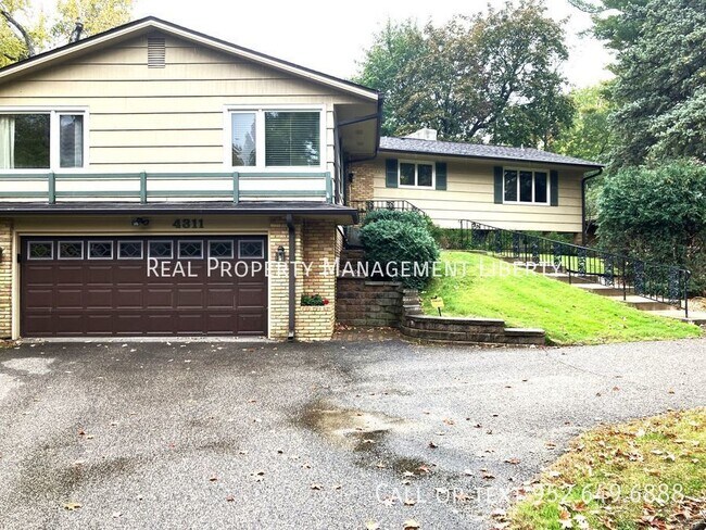 Building Photo - Distinctive Mid-Century Gem in Sought-Afte...