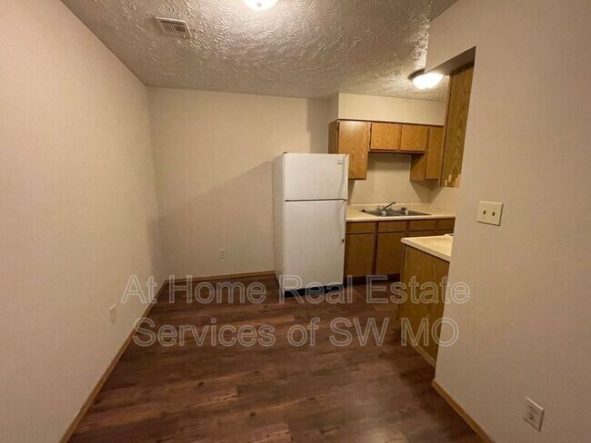 Building Photo - 1306 E McDaniel St