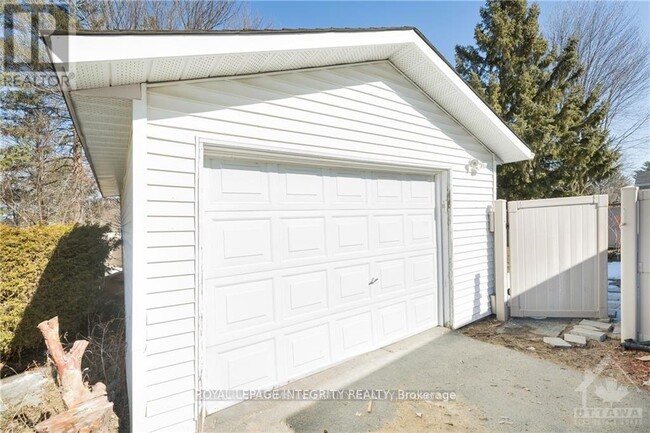 Building Photo - 1105 Falaise Rd