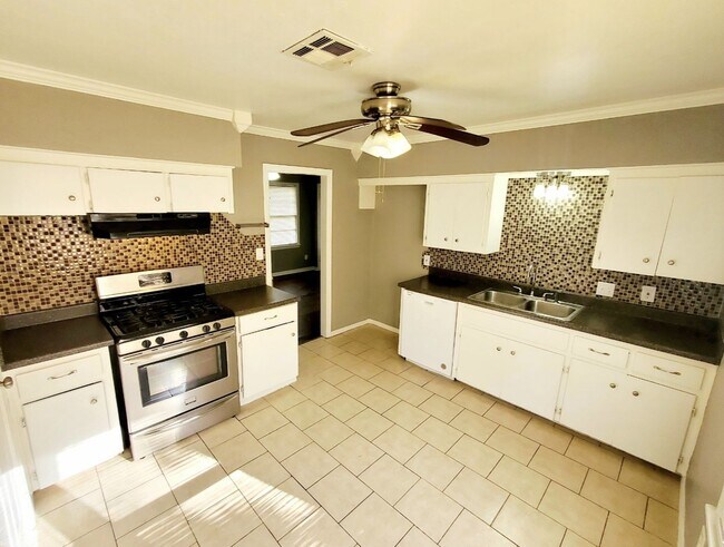 Building Photo - 3 Bed 1 Bath in the EPPERLY HEIGHTS 6TH Ad...