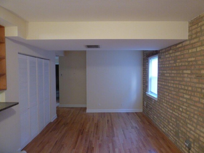 Building Photo - 2340 W Granville Ave