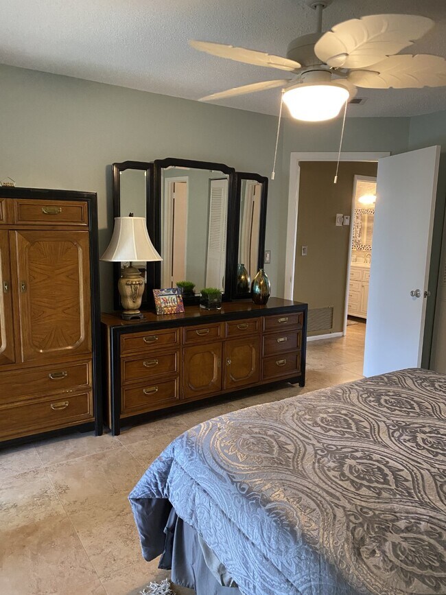 Master bedroom - 103 Royal Oak Dr