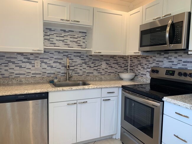 Building Photo - 82 Normandy Ln
