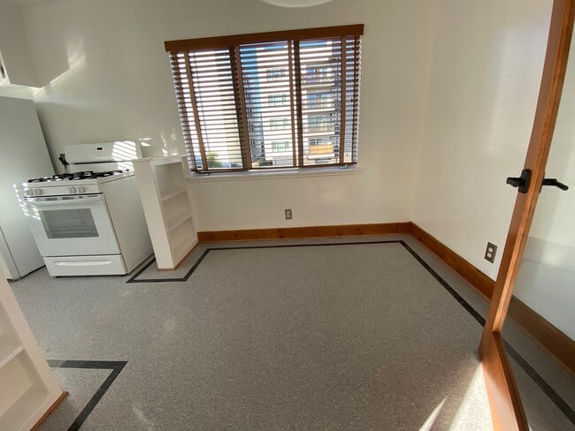 Building Photo - 3944 Ingraham St