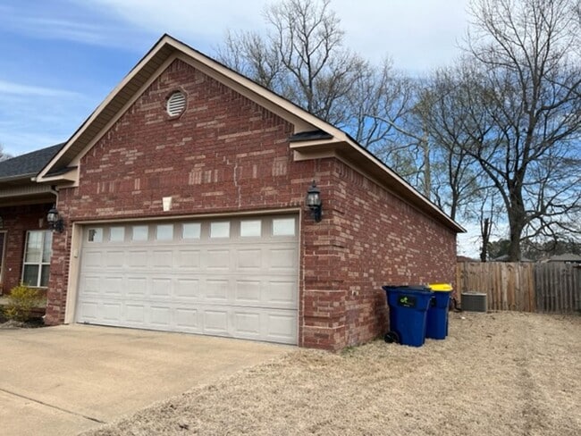 Foto del edificio - Beautiful All Brick home in Cabot