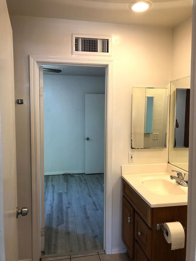 Foto del edificio - 5 bed 3 bath w/ POOL and Large rooms