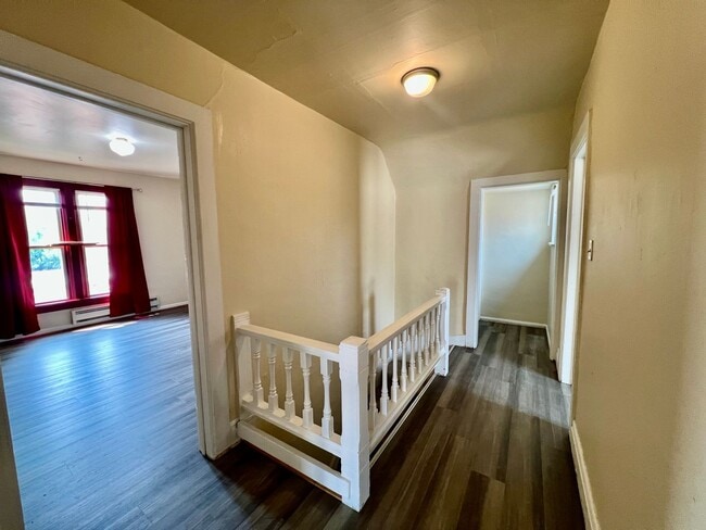 Foto del edificio - 323 Whiteriver Ave
