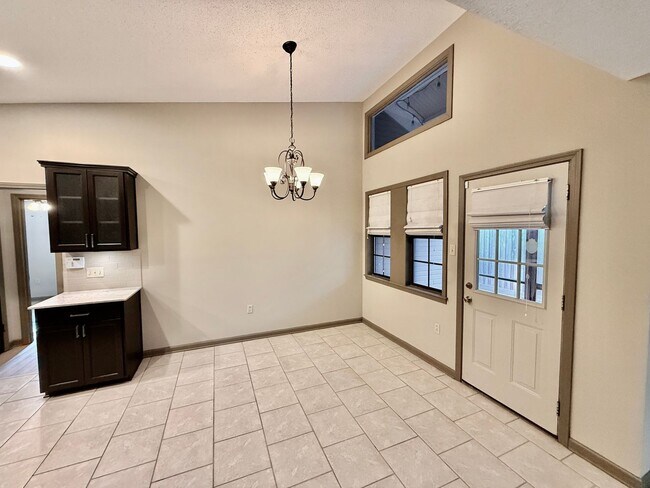 Foto del edificio - Spacious 3BR/2BA Home in Terre Haute – Fireplace, Garage, Fenced Yard + Lawn Care Included