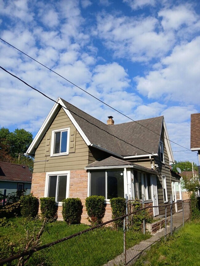 Foto del edificio - Newly Renovated 4BR/1BA Single-Family Home with Garage – Cleveland