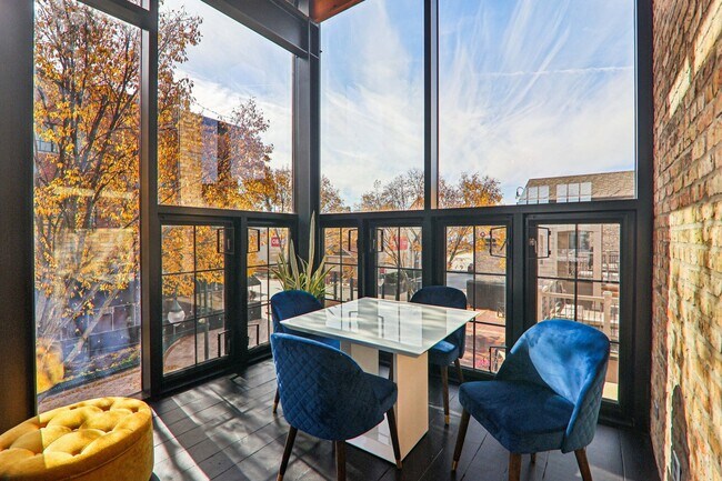 Foto del edificio - 107 W Main St