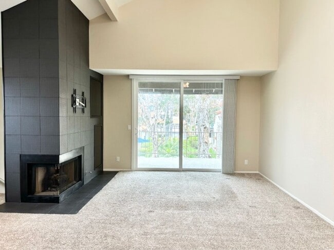 Building Photo - 2226 Martinique Ln