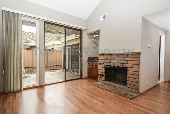 Foto del edificio - 117 Northcreek Cir