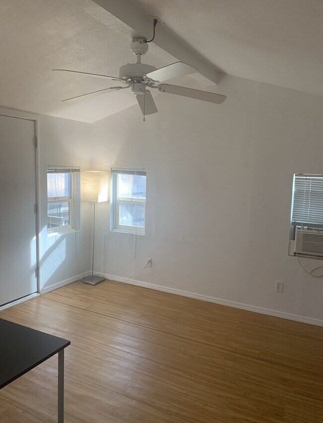 Foto del edificio - 220 E Home St