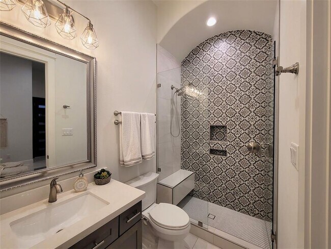 Building Photo - 706 Delano St
