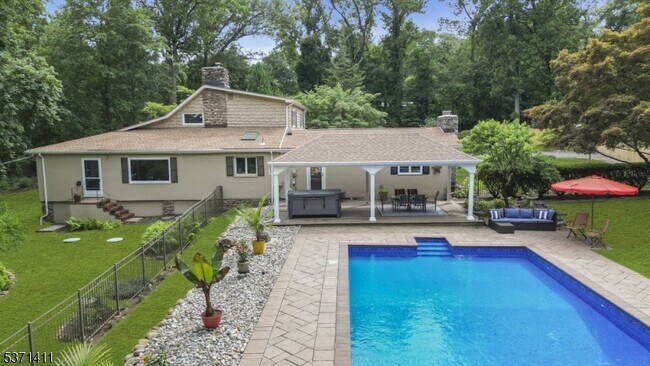 Foto del edificio - 8 Crosby Ln