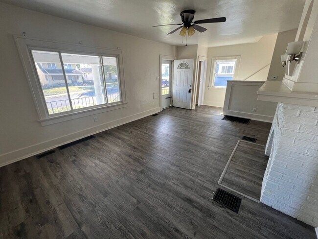 Building Photo - 3 bedrooms 1 bathrooms house for rent