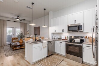 1BR, 1BA - 685SF - Kitchen - The Dalton