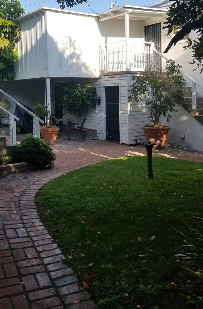 área en frente - 1033 Aviation Blvd