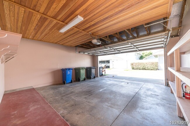 Building Photo - CENTRAL AC 2 bedrooms, 2.5 bath with the 3...