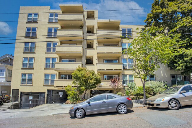 Building Photo - 325 Lenox Ave