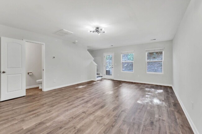 Foto del edificio - Stylish 3BR, 2.5BA Townhome with Loft and ...