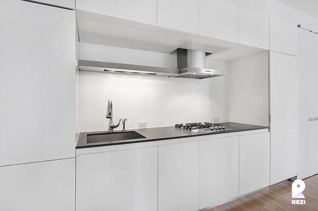 Building Photo - 70 W 45th St