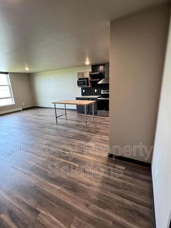 Building Photo - 226 E Greenfield Ln