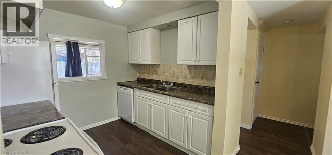 Building Photo - 210 Glamis Rd