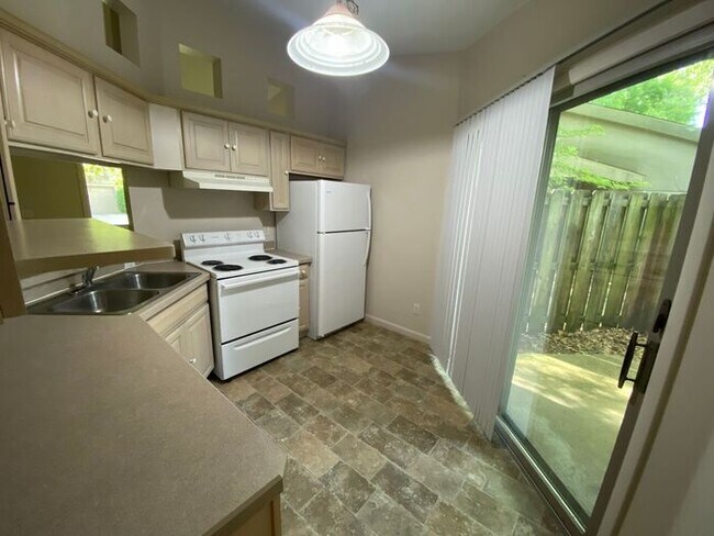 Foto del edificio - 2 Bedroom Garden Home - Allendale Boulevar...