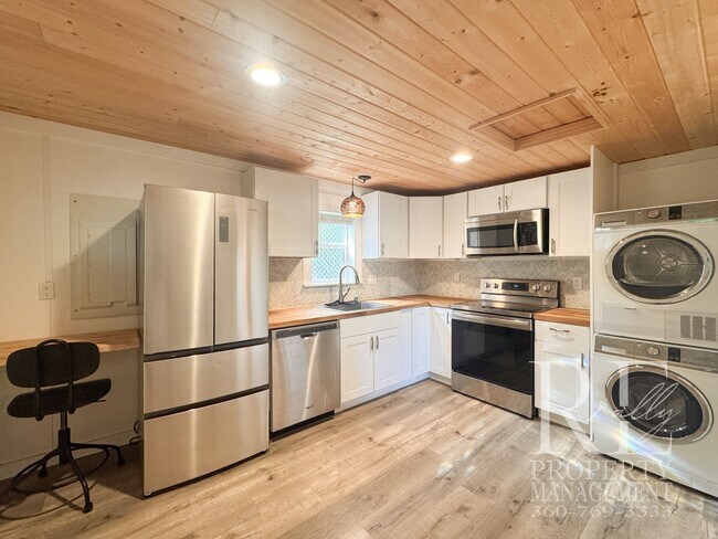 Foto del edificio - Modern Studio with Full-Size Kitchen Appliances, Covered Porch & Smart Storage