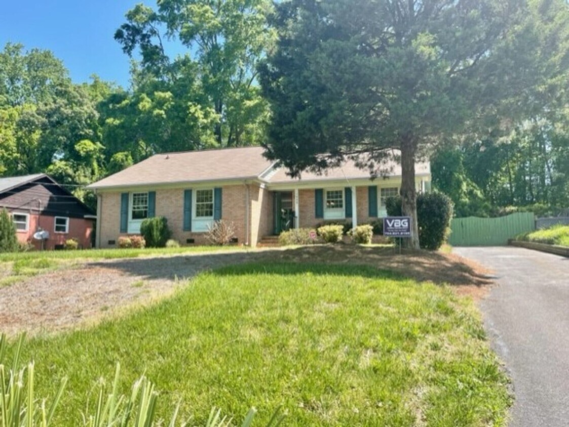 Foto principal - Classic 3 bedroom 1 1/2 bath ranch with gr...
