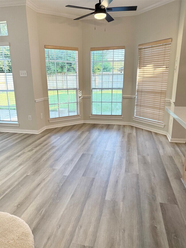 Foto del edificio - 4226 Roaring Rapids Dr