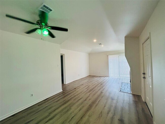 Foto del edificio - 8038 Sands Point Dr