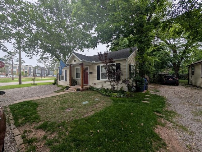 Building Photo - 101 Maple Ln