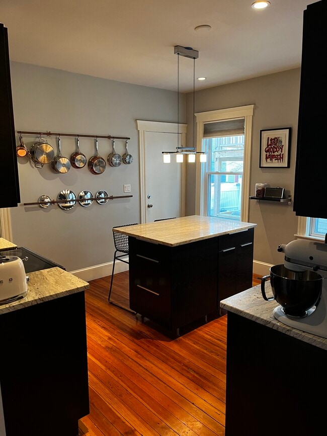 Foto del edificio - 63 Downer Ave