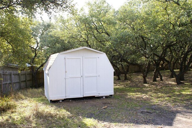 Building Photo - 909 Springlake Dr