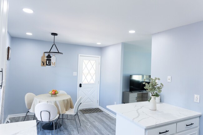 Foto del edificio - 412 Kingswood Ter