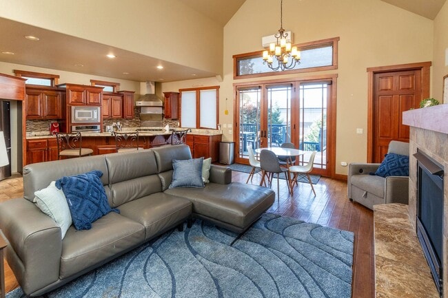 Foto del edificio - Large spectacular home with all the bells and whistles