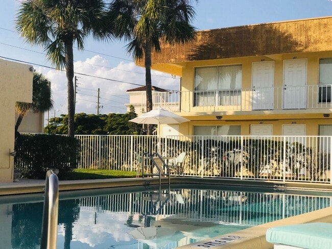 Foto del edificio - Whispering Palms Apartment Homes