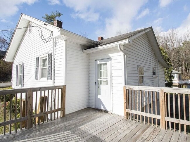 Building Photo - Small Cottage in quiet neighborhood.