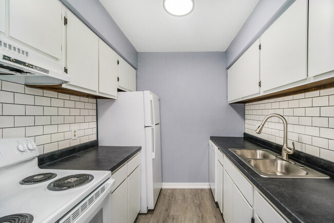 Kitchen - 2039 Inverway Ct