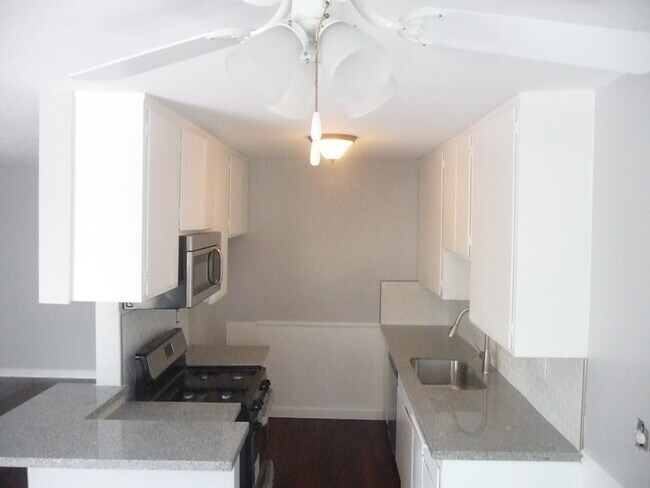 Foto del edificio - 12210 W Magnolia Blvd
