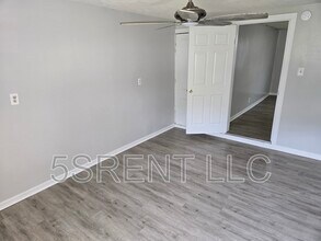 Building Photo - 236 S Mary Ellen St