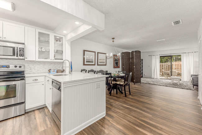 Building Photo - 9415 S Ocean Dr