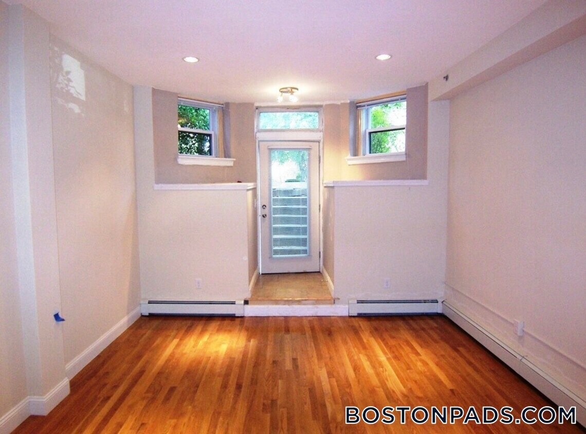 Building Photo - 61 Park Dr