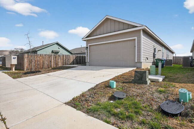 Foto del edificio - Modern 4-Bedroom Home in Crescent Hills – Open Concept & Private Yard